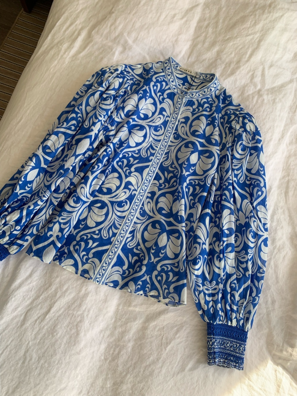 NWT Alice + Olivia April Cotton Puff Button Down Up Top Soirée True Blue White - Picture 5 of 11